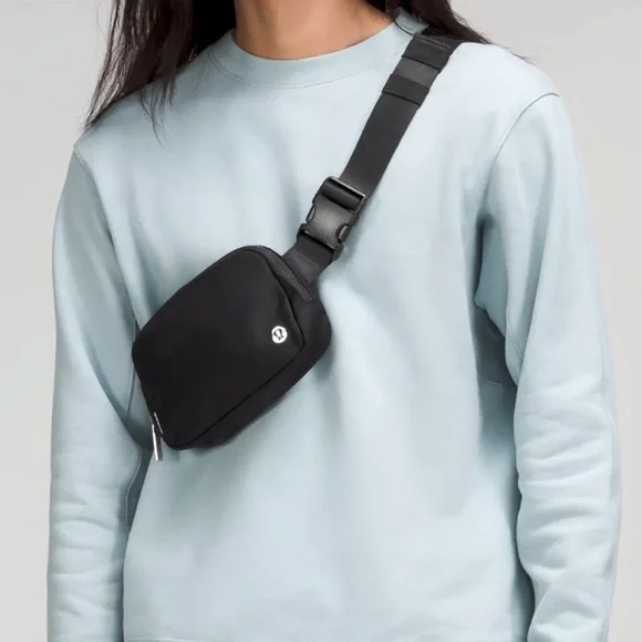 Lululemon ブラック ショルダーバッグ lululemon ブラック ショルダーバッグ 男女兼用 - メルカリ